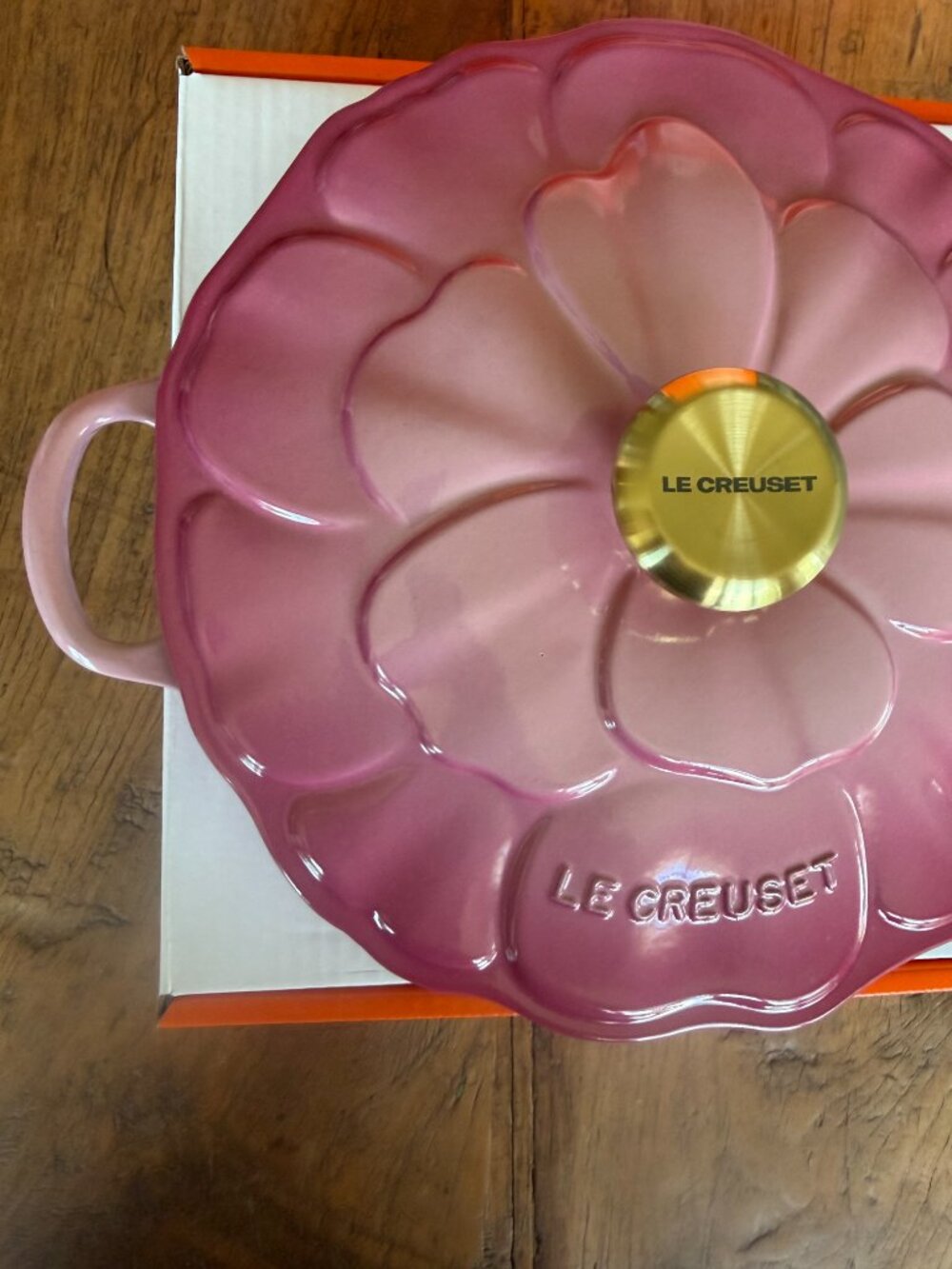 Le Creuset Signature Cast Iron Petal Shallow Casserole 2.25 qt Berry Pink 26 NEW - Picture 7 of 16